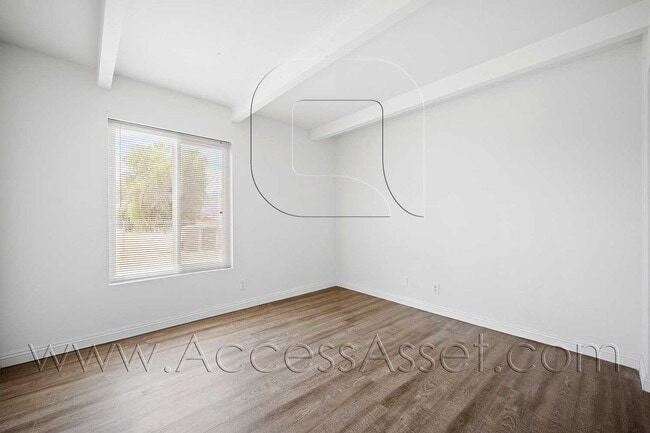 Building Photo - Charming Downstairs 2 Bed/1 Bath Unit With...