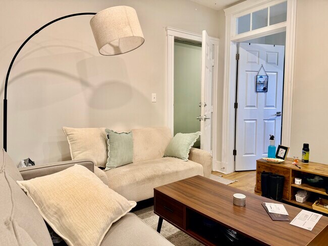 Building Photo - 829-833 Beacon Unit 504