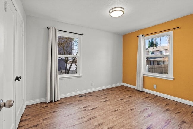 Building Photo - Well-Maintained Tacoma Brick home in Convenient Location