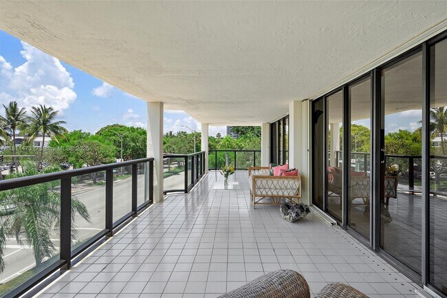 Building Photo - 2575 S Bayshore Dr