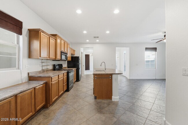 Building Photo - 15391 W Dreyfus St