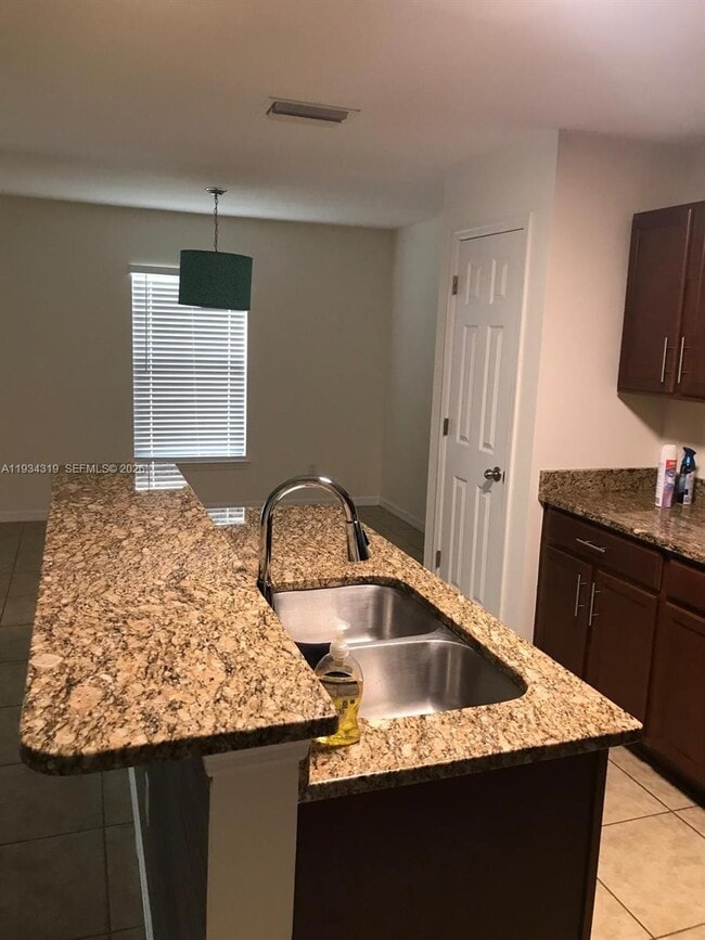 Building Photo - 2709 SW 18th Ave