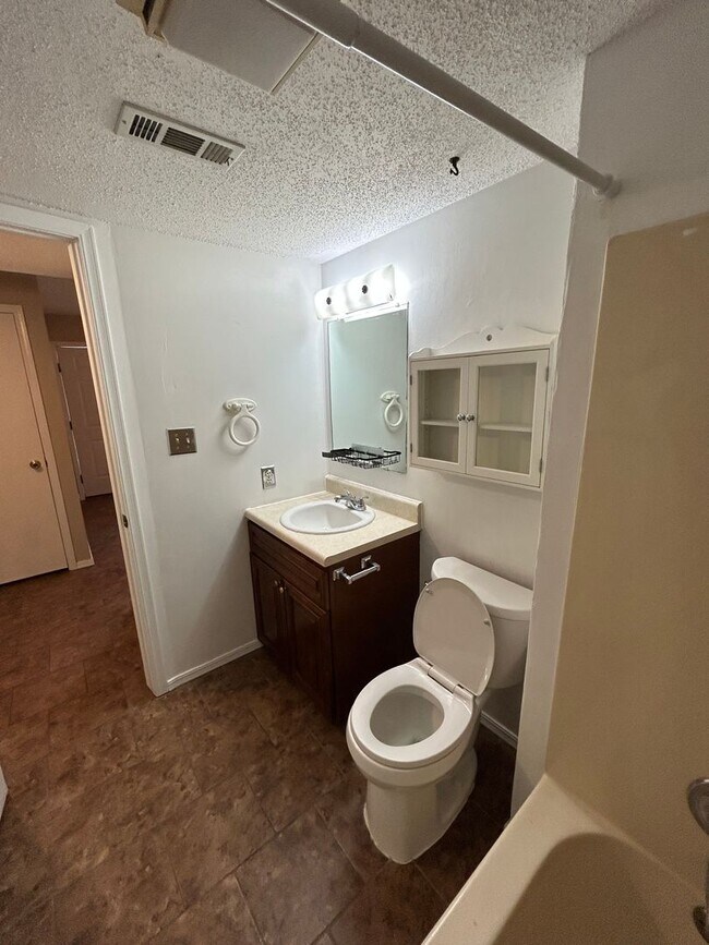 Building Photo - 2209 S Hartford Cove