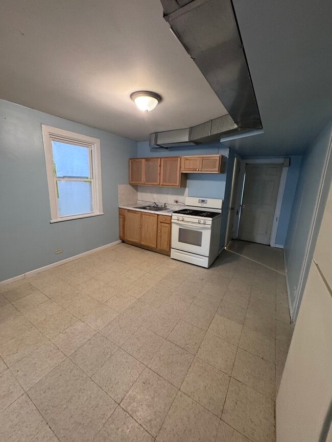 Building Photo - 3717 W Dickens Ave