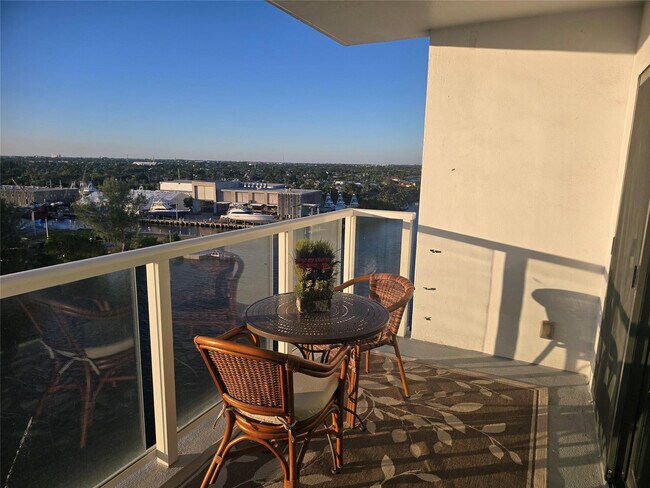 Building Photo - 1401 N Riverside Dr