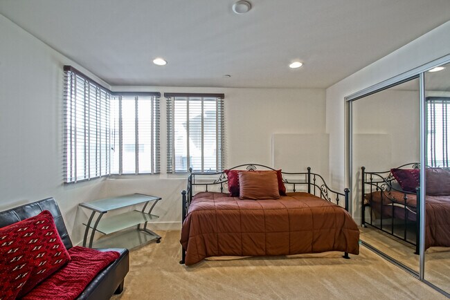 Building Photo - 308 Gull St