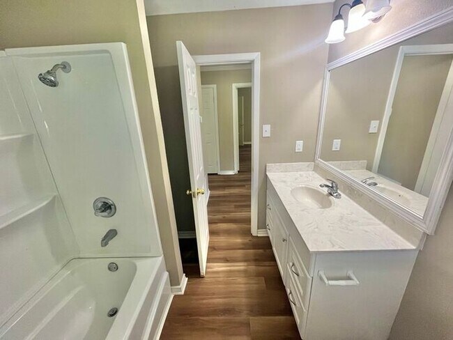 Building Photo - Tour Today! 3 Bedroom 2 Bath Single Family Home in Longview!