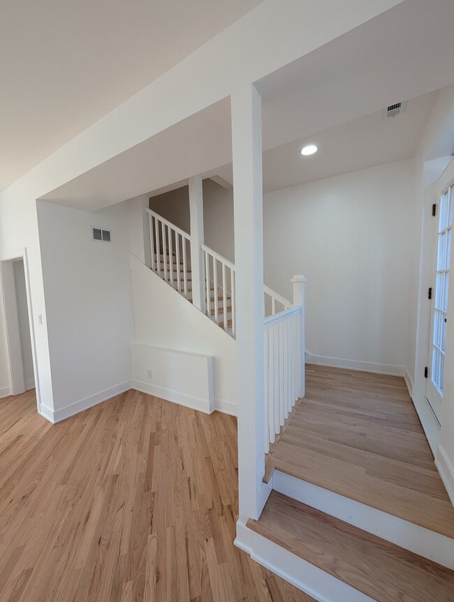 Building Photo - 916 N Noble St