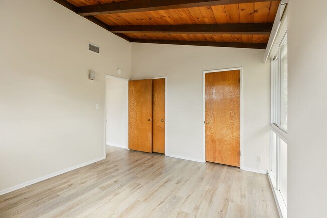 Building Photo - Charming Mid-Century 3-Bedroom Home in Win...