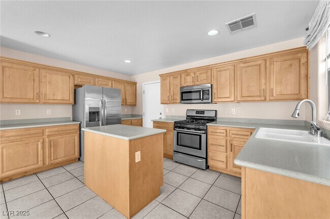 Building Photo - 2526 Begonia Valley Ave