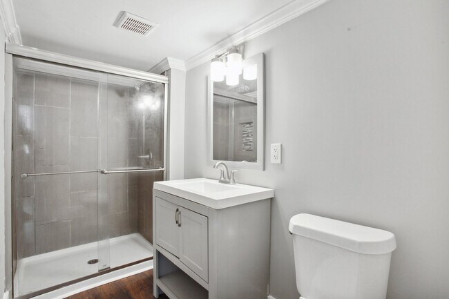 Building Photo - Large 4BR/2BA Downtown House Walking Dista...