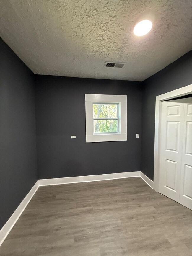 Building Photo - Fully Renovated Home in Binghampton – Section 8 Welcome!