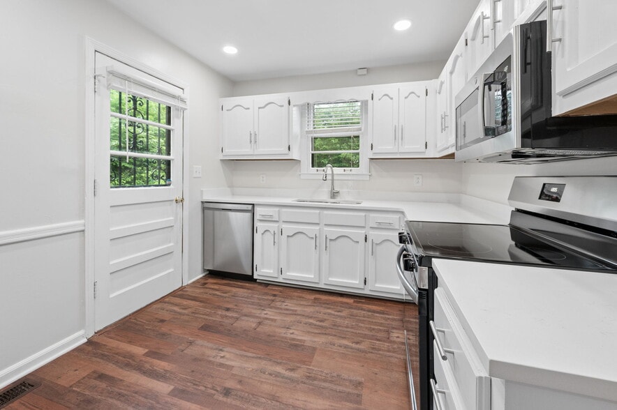 Building Photo - 3522 Hewlett Dr