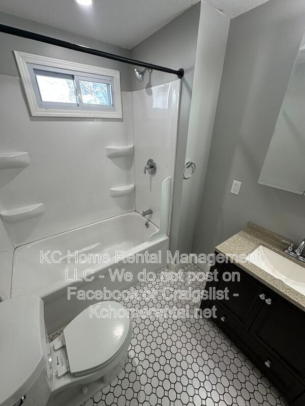 Building Photo - 2535 Charlotte St