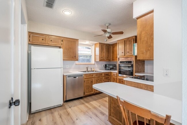 Building Photo - 1523 Doe Ln