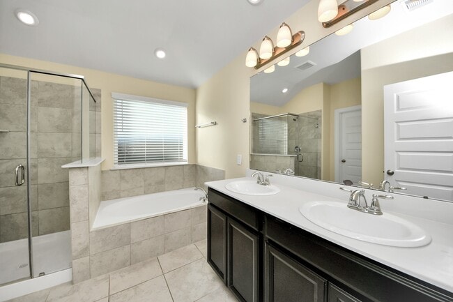 Building Photo - 24654 Greenwood Bay Dr