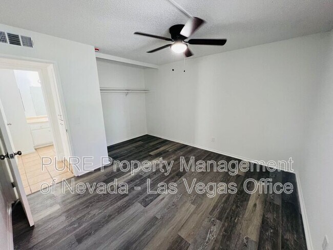 Building Photo - 1405 E Vegas Valley Dr