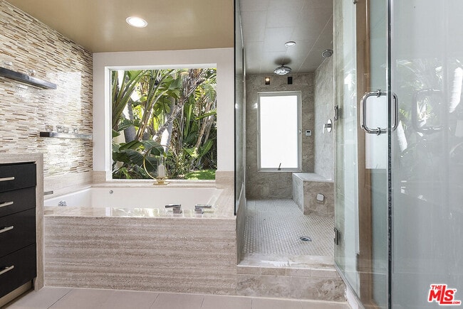 Building Photo - 8405 Edwin Dr