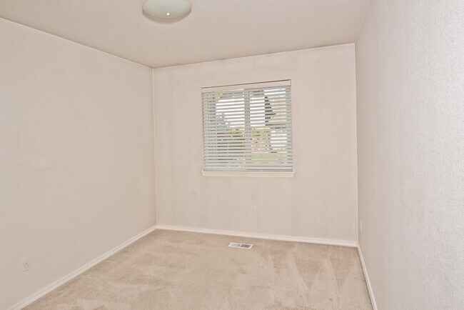 Building Photo - Convenient 3 Bedroom 2 Bathroom Southeast Townhome