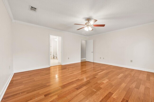 Building Photo - 117 Fairway Dr