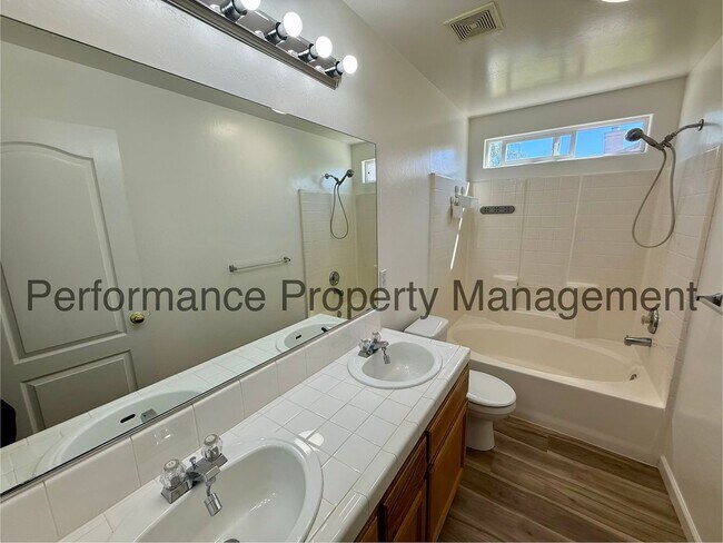 Building Photo - Stunning 5 Bed/2 Bath NW Bakersfield Home