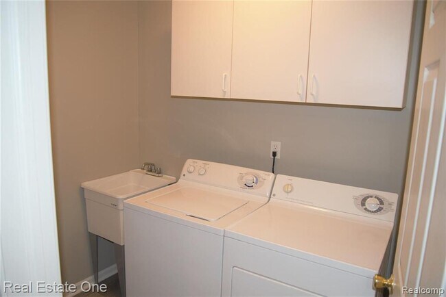 Building Photo - 5400 Pine Aires Dr