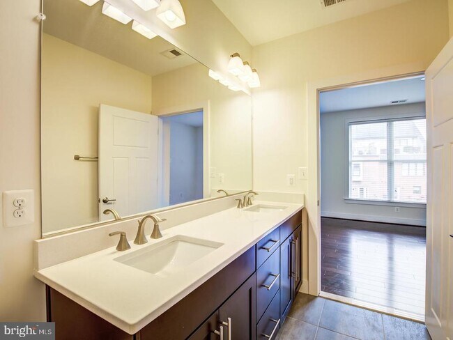 Building Photo - 1107 S Walter Reed Dr