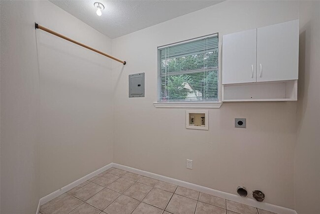 Building Photo - 1372 W Pine Lake Cir
