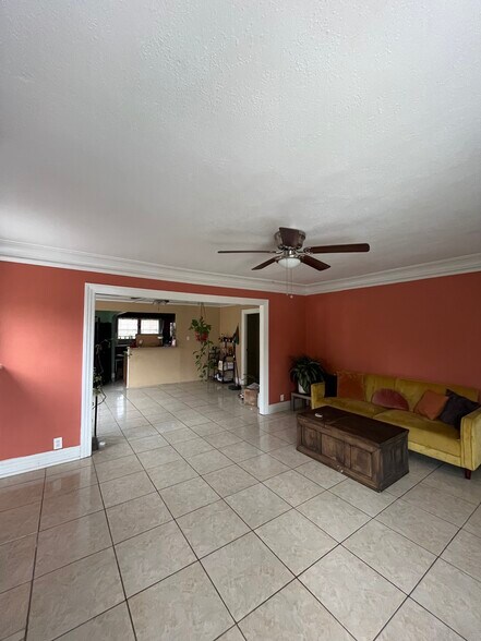 Building Photo - 4327 Kenwood Ave