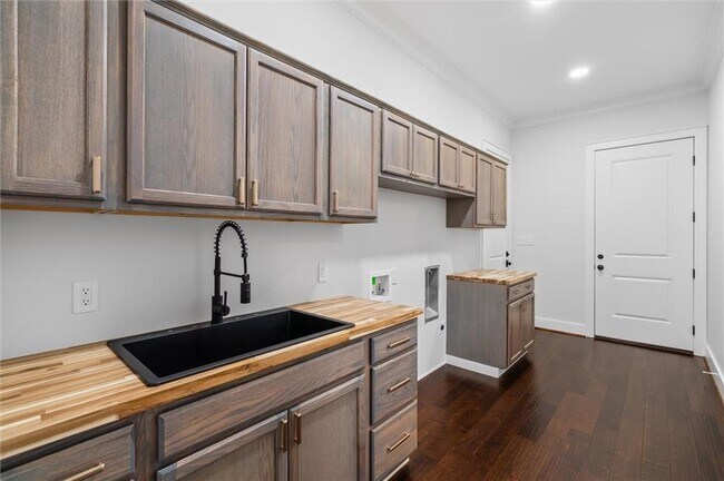 Building Photo - 5488 S Hilltop Dr