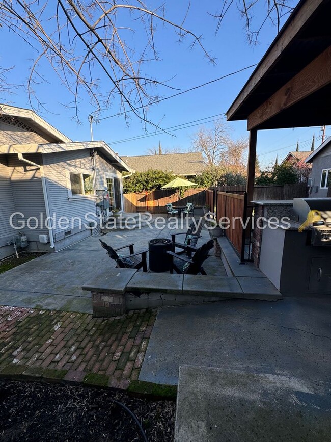 Building Photo - Pleasant St