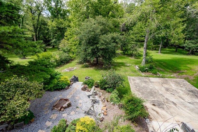 Building Photo - Historic Highland Road Beauty with Bayou V...