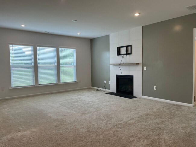Building Photo - Stunning, Elegant Residence in Fuquay-Vari...