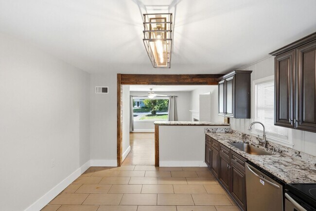 Building Photo - Move-in Ready 3 Bedroom Ranch Home in Eastway Park