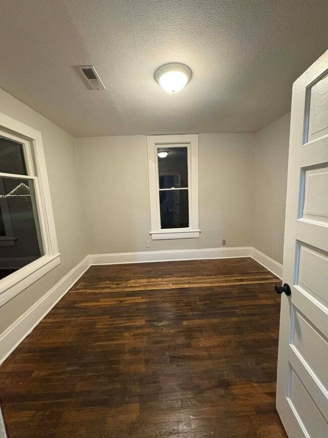 Building Photo - 3129-3131 N Wellington PL