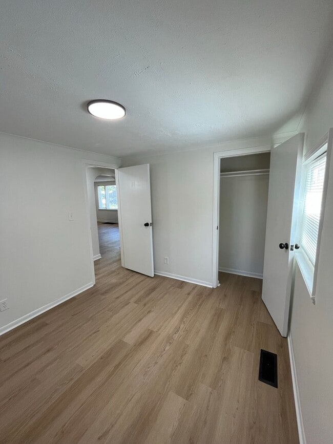 Building Photo - Newly Renovated 3 Bedroom, 2 Bathroom Home