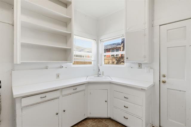 Building Photo - 128 W Oak St