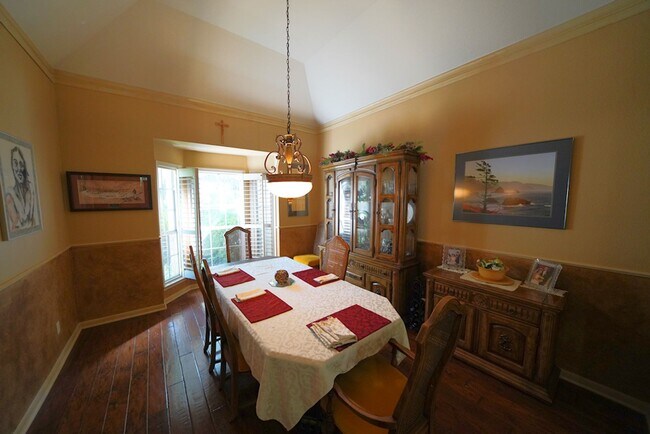 Building Photo - Gorgeous Home in the Coveted Greenshire Subdivision - Realtor Commission: $400