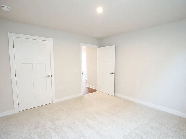 Building Photo - Newer Home