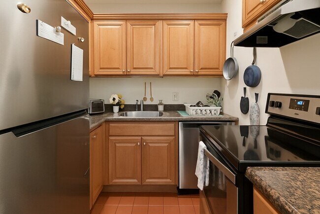 Building Photo - 390 Riverway