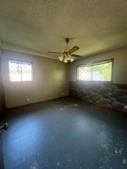 Building Photo - 1030 Louise Ln