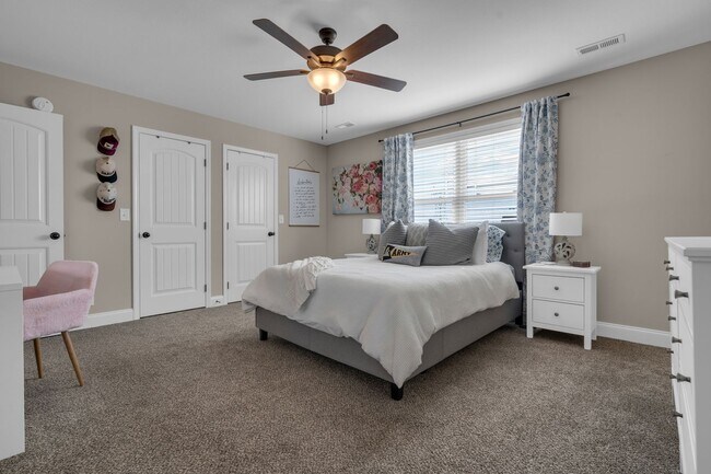 Building Photo - Pet Friendly Two Bedroom!