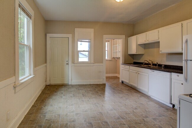 Building Photo - SL AAC1228