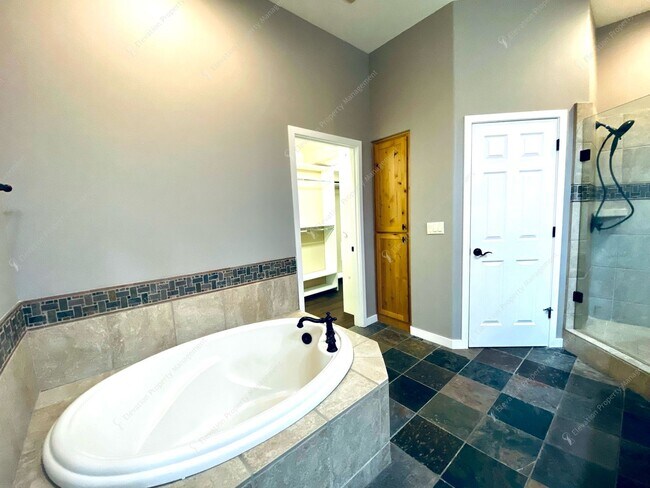 Building Photo - Experience Luxury Living in Broken Top wit...