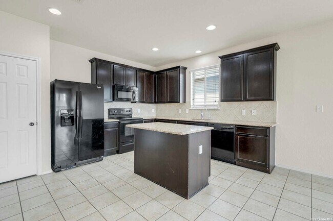 Building Photo - 322 Walnut Crest