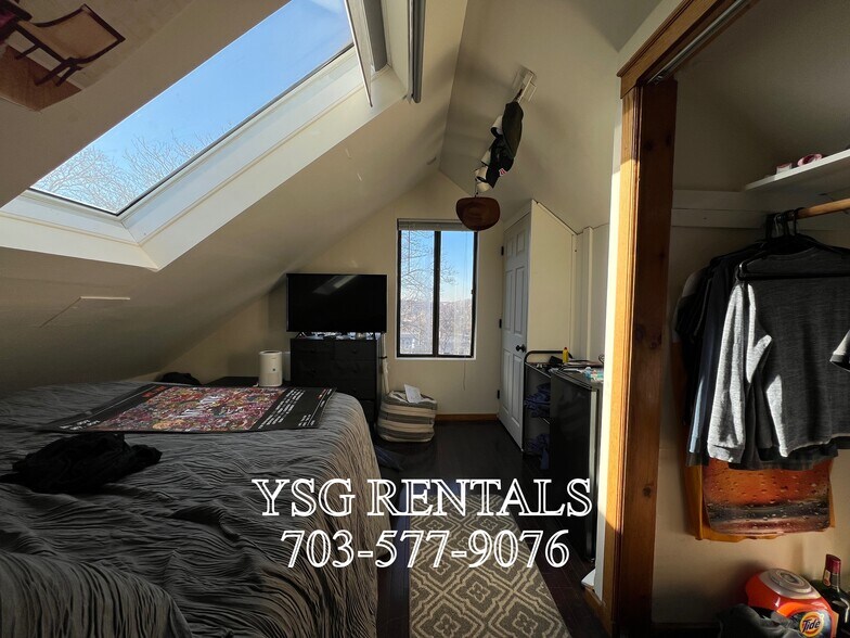 Building Photo - 9 Sunset St