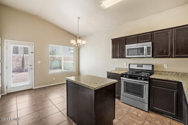 Building Photo - 2932 Pino Triste Dr
