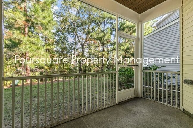 Building Photo - Townhome| Screened -In Back Porch |One Car...