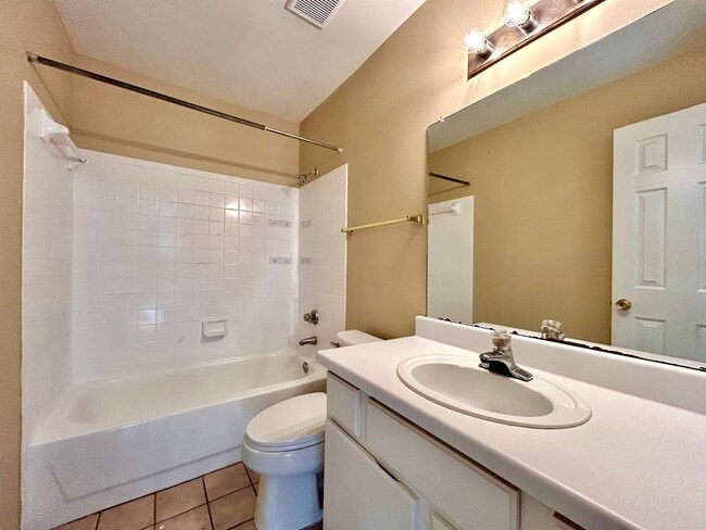 Building Photo - Light-Filled 2BR/2BA with Balcony in Austin