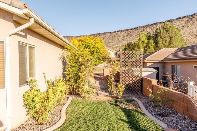 Building Photo - Shadow Mountain 3-Bedroom, 2-Bathroom Home...